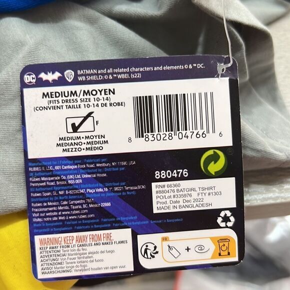 DC Comics Batgirl T-shirt with mask and detachable cape size medium NWT - Picture 16 of 16